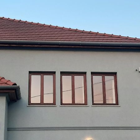Megyeri Apartman Pocsmegyer Экстерьер фото